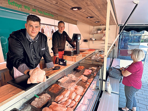 Fleischstand auf dem Wochenmarkt Verkaufsstand mit Fleischspezialitäten auf dem Markt.