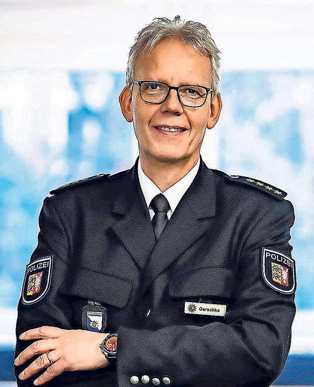 Polizist in Uniform lächelt in die Kamera
