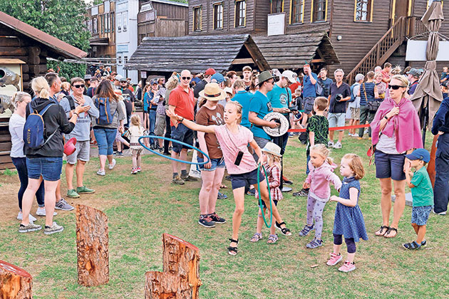 Festivalspaß mit Hula-Hoop und Menschenmenge Menschen auf einem belebten Festival mit Hula-Hoop.