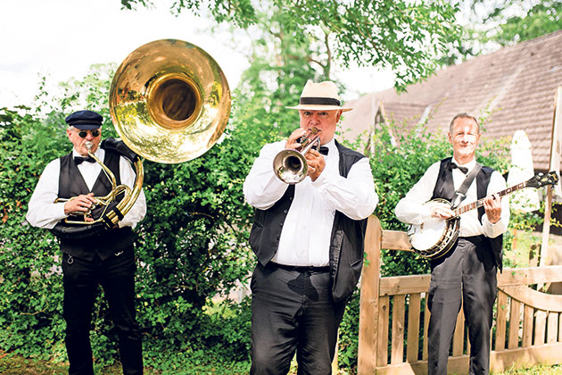 Band mit Trompete, Tuba und Banjo im Freien