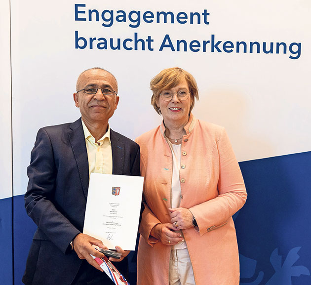 Engagement-Preisverleihung Zwei Personen bei Auszeichnungszeremonie.