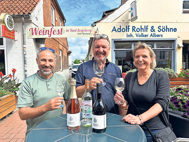 Weinfest in Bad Segeberg: Geselligkeit mit Weinprobe Drei Personen halten Weingläser beim Weinfest in Bad Segeberg.