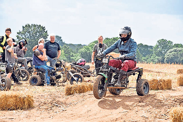Trike-Fahrt auf staubigem Feldweg Person fährt selbstgebautes Trike auf Feldweg.