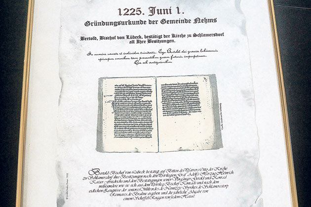 Historische Gründungsurkunde der Gemeinde Nehms von 1225 Foto einer historischen Urkunde zur Gründung der Gemeinde Nehms.