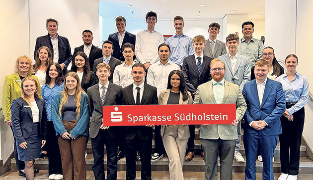 Mitarbeiter der Sparkasse Südholstein versammelt Gruppenfoto von Sparkasse Südholstein Mitarbeitern.