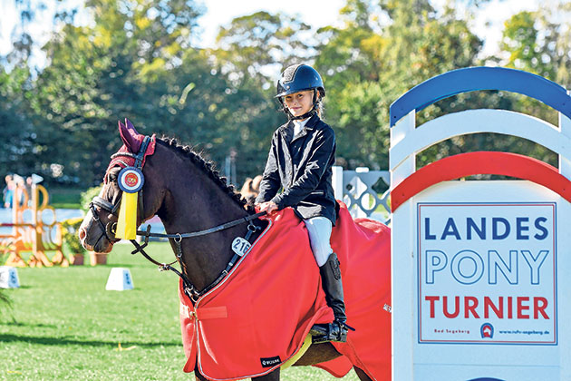Reiter mit Pony beim Landes Pony Turnier