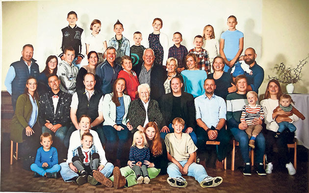 Familienportrait mit mehreren Generationen Große Familie posiert für ein generationsübergreifendes Foto.