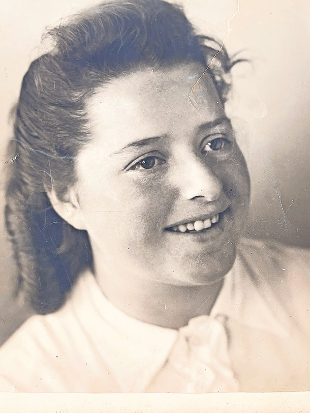 Historisches Porträt einer lächelnden Frau Schwarz-Weiß-Foto einer lächelnden Frau