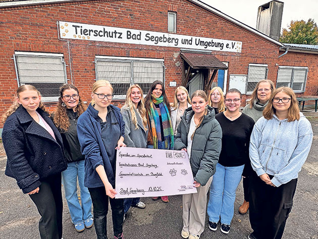 Spendenübergabe an Tierschutzverein in Bad Segeberg Gruppe überreicht Spende an Tierschutzverein.