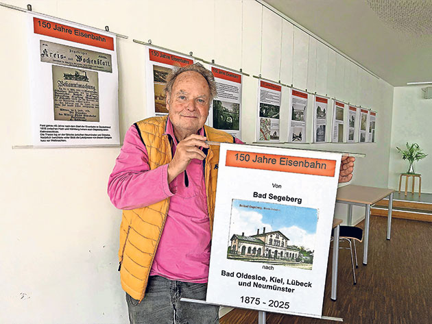 Jubiläumsausstellung zur Eisenbahn in Bad Segeberg Mann hält Banner zu 150 Jahre Eisenbahn in Bad Segeberg.