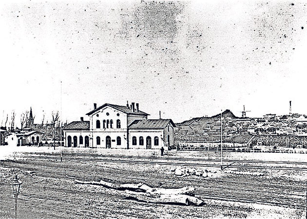 Alter Bahnhof im 19. Jahrhundert. Historisches Foto eines Bahnhofs im 19. Jahrhundert.