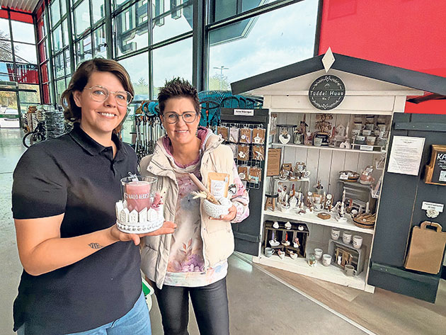 Geschenkestand mit Dekorationen im Geschäft Zwei Frauen vor einem Geschenkestand mit Dekorationen.