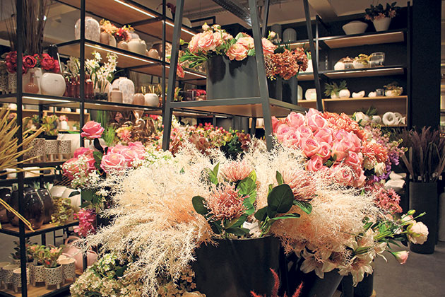 Blumenladen mit verschiedenen bunten Blumenarrangements.