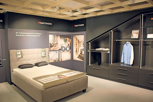 Bett und Schrankdisplay in einem Möbelgeschäft