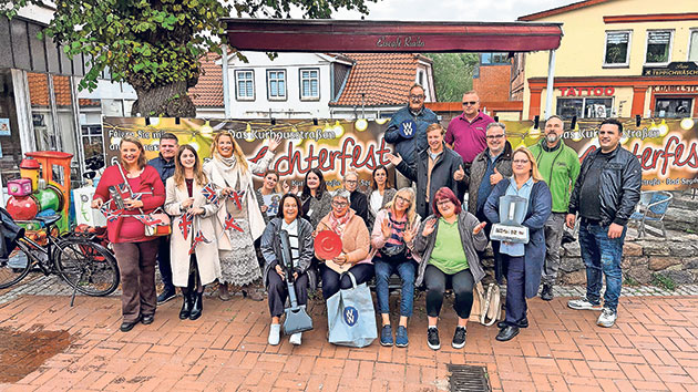 Gruppenfoto beim Herbstfest Gruppe posiert beim Herbstfest vor einem Banner.