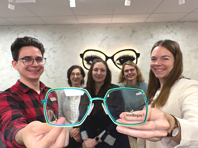 Das Team von Die Brille in Trappenkamp lächelt in die Kamera.