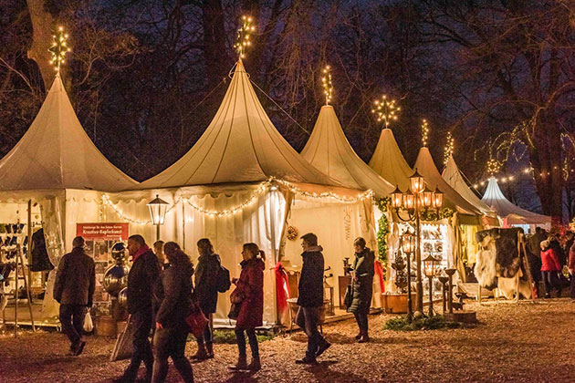 Weihnachten Markt mit weißen Zelten und Lichtern.