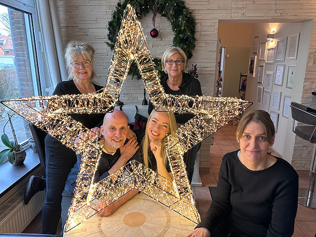 Gruppe von fünf Personen mit leuchtendem Stern.