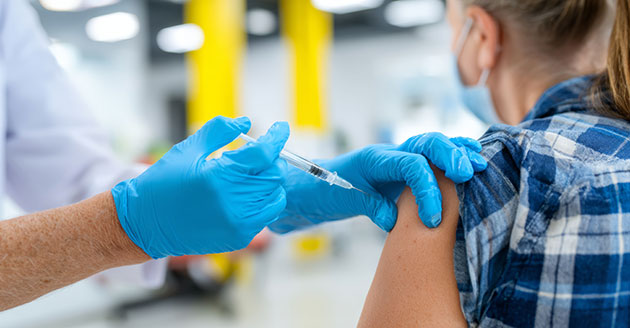 Person erhält Injektion in einer Klinik.