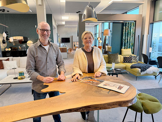 Zwei Personen in einem stilvollen Möbelgeschäft.