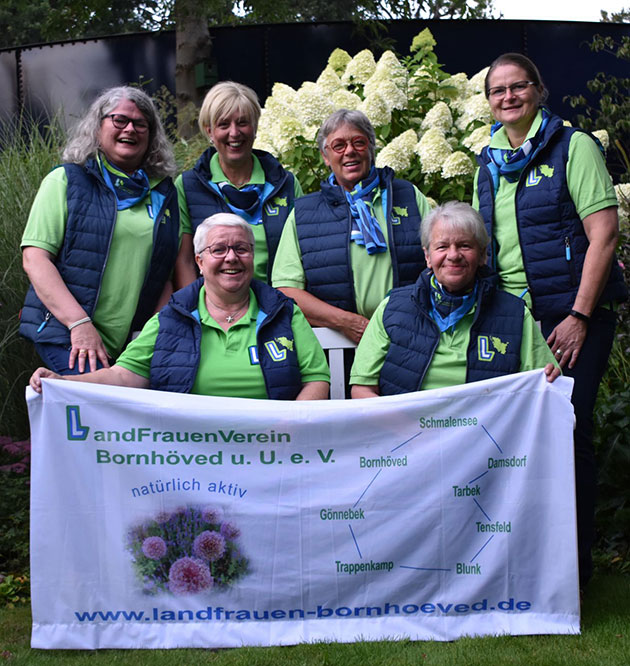 Sechs Frauen halten ein Landfrauenverein-Banner.