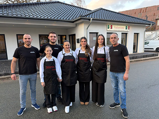 Gruppe von sieben Menschen vor Restaurant Valentino.