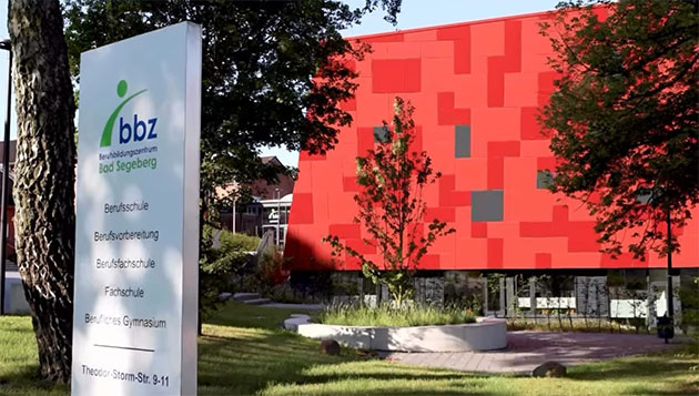 Rotes Gebäude mit bbz-Schild im Vordergrund.