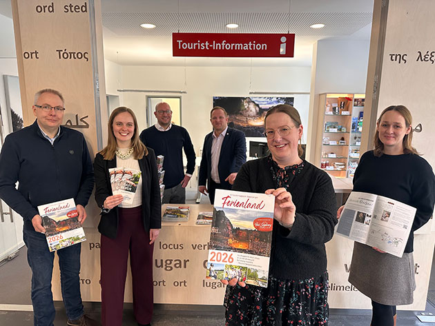 Gruppe vor einer Tourist-Information mit Broschüren.