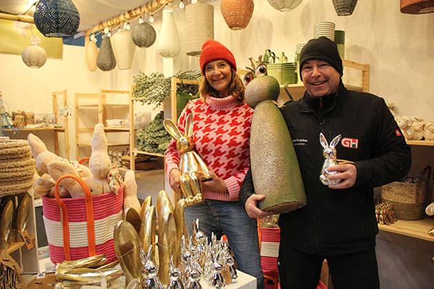 Zwei Personen mit Dekoartikeln in einem Laden.