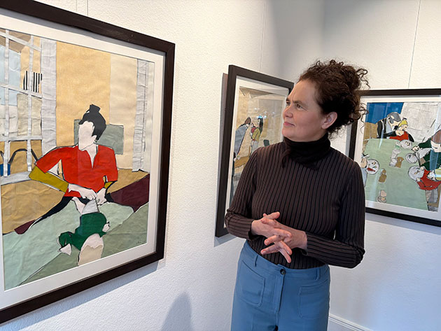 Frau betrachtet moderne Gemälde in einer Galerie.