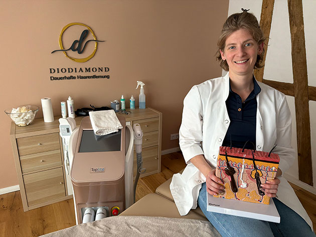 Frau in Praxis für dauerhafte Haarentfernung mit Gerät.