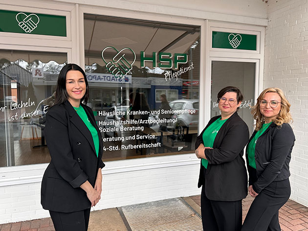 Drei Frauen vor einem Fenster mit HSP-Logo.