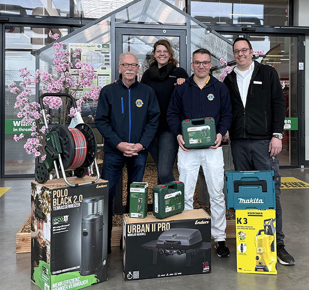 Hagebaumarktleiter und Madleine Hanke überreichten Tombola-Preise.