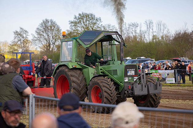 Traktor zieht Last bei einer Outdoor-Veranstaltung