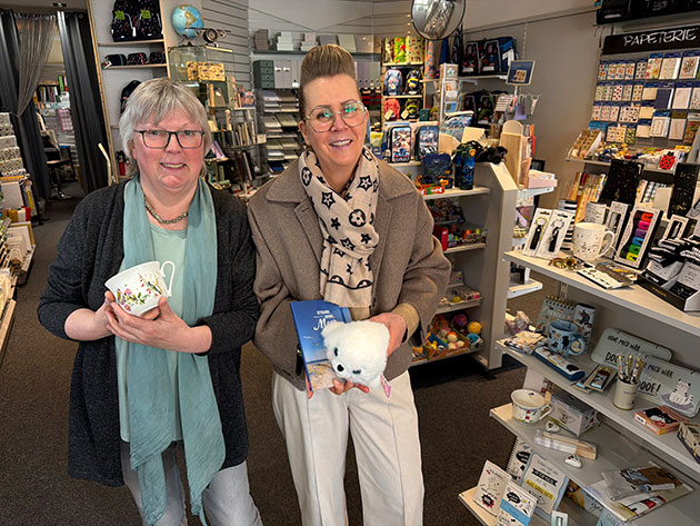 Zwei Frauen in einem Laden mit Geschenkartikeln.