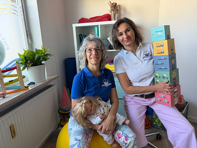 Zwei Frauen in einem farbenfrohen Raum mit Spielzeug