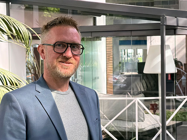 Mann mit Brille in einem modernen Bürogebäude