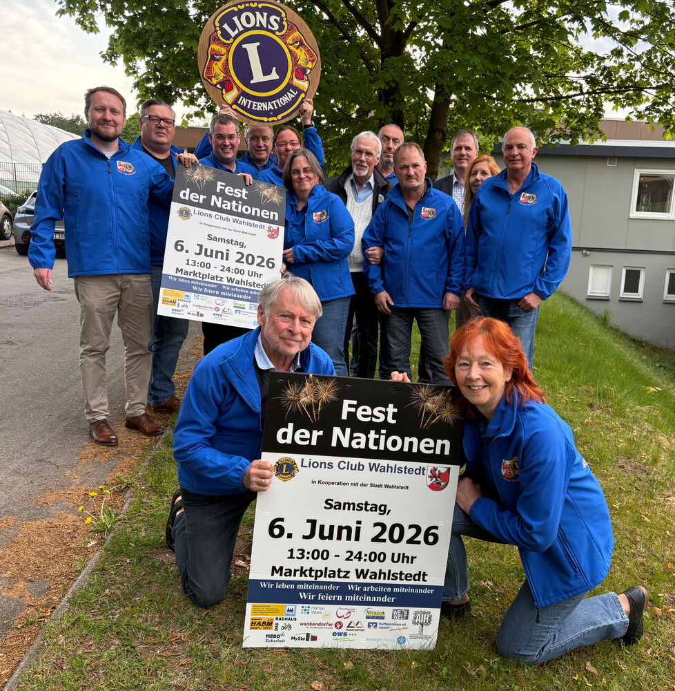 Gruppe des Lions Clubs mit Plakaten zum Fest der Nationen 2026.