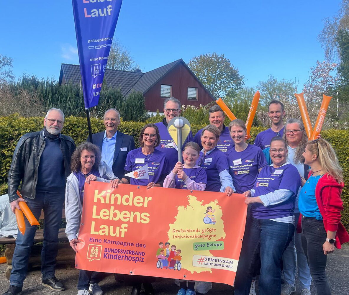 Gruppe hält Banner des Kinder Lebens Laufs.