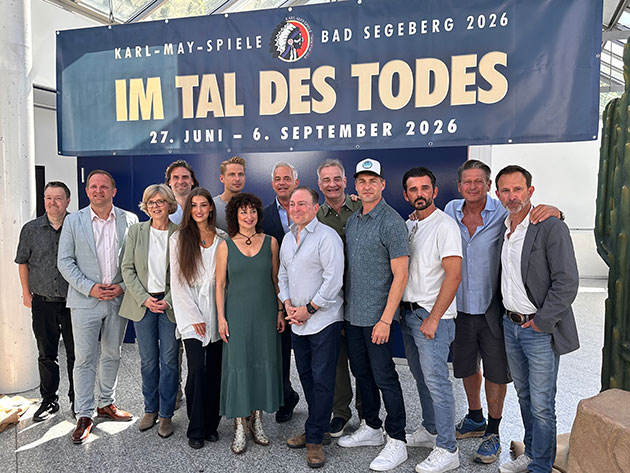 Gruppe vor Karl-May-Spiele-Banner "Im Tal des Todes".