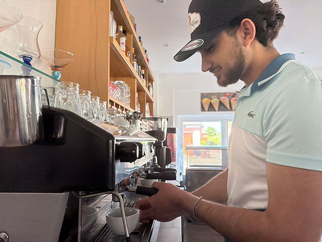 Barista bei der Kaffeezubereitung an der Espressomaschine