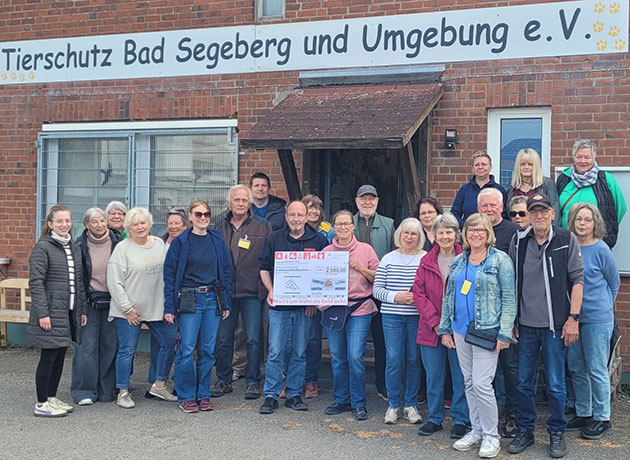 Gruppe vor Tierschutz Bad Segeberg mit großem Scheck.