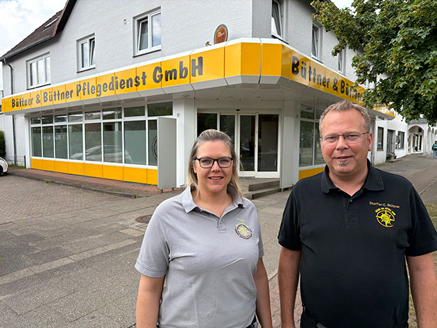 Zwei Personen vor dem Büro des Pflegedienstes Büttner & Büttner.