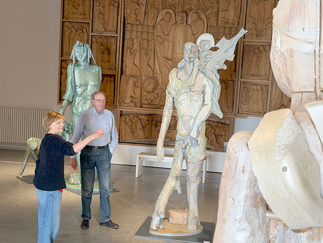 Zwei Personen betrachten Skulpturen in einer Galerie.