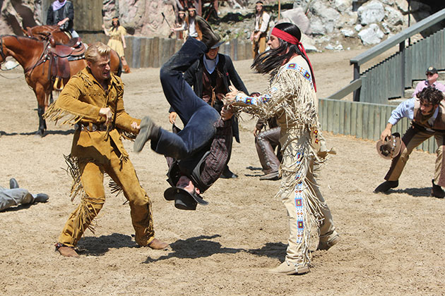 Szene aus einem Wildwest-Theaterstück mit Kampf.