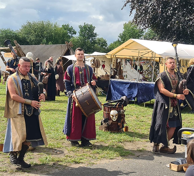 Mittelalterliche Musiker bei einem Festival im Freien.