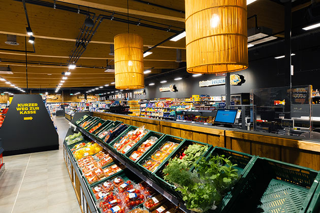 Ein Supermarktgang mit frischem Obst und Gemüse.