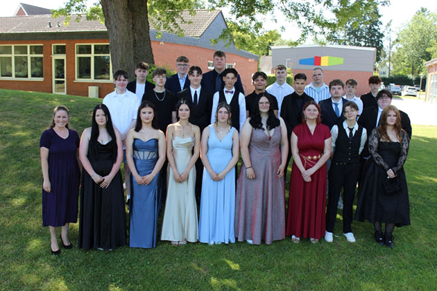 Abschlussklasse posiert im Freien für ein Gruppenfoto.