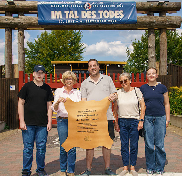 Gruppe vor Banner 'Im Tal des Todes', Bad Segeberg.