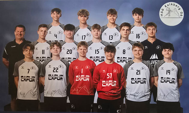 Jugend-Handballmannschaft Gruppenfoto mit Trainer.